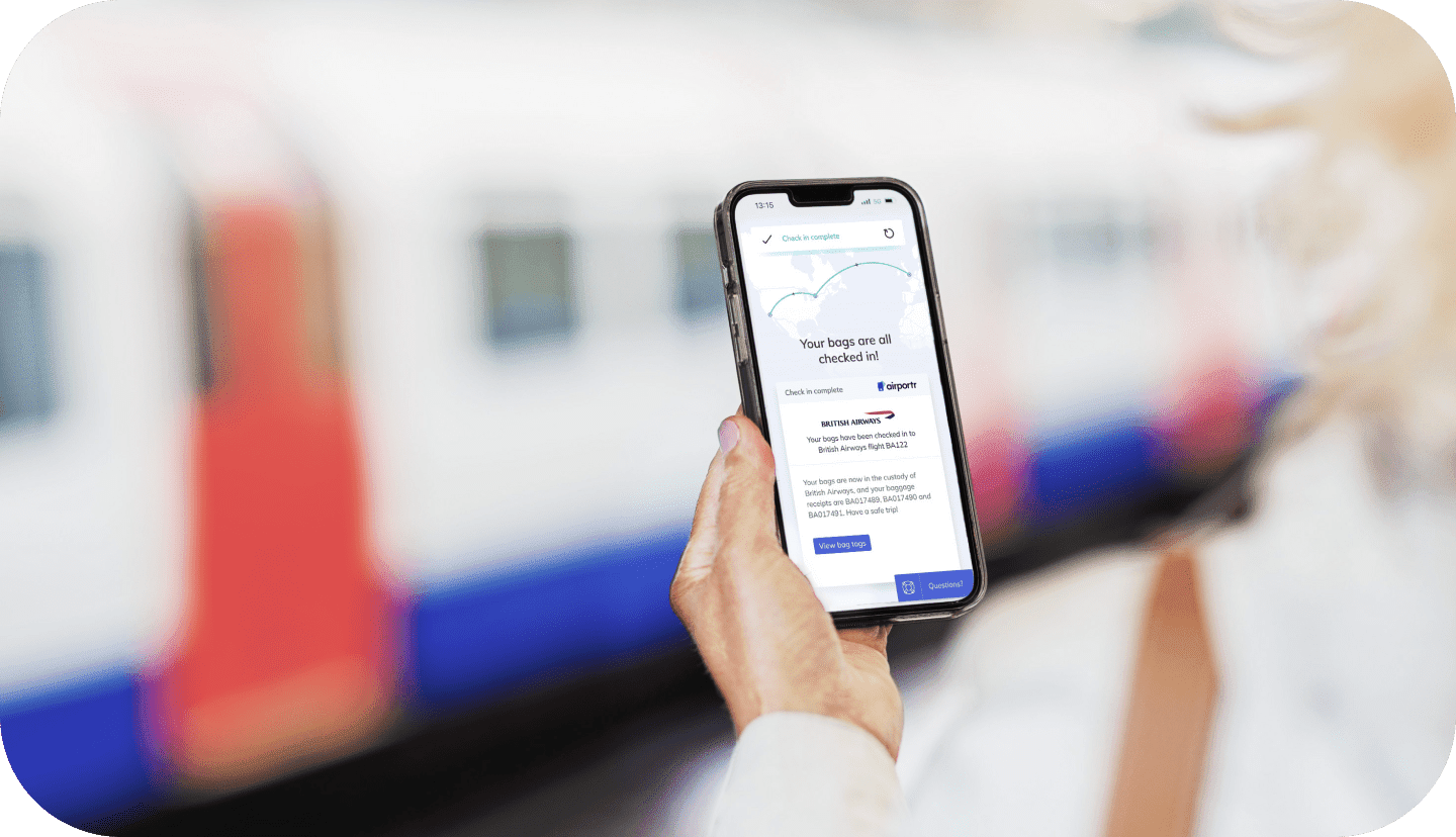 Passeggero visualizza sul cellulare la conferma di check-in AirPortr durante il tragitto verso l’aeroporto