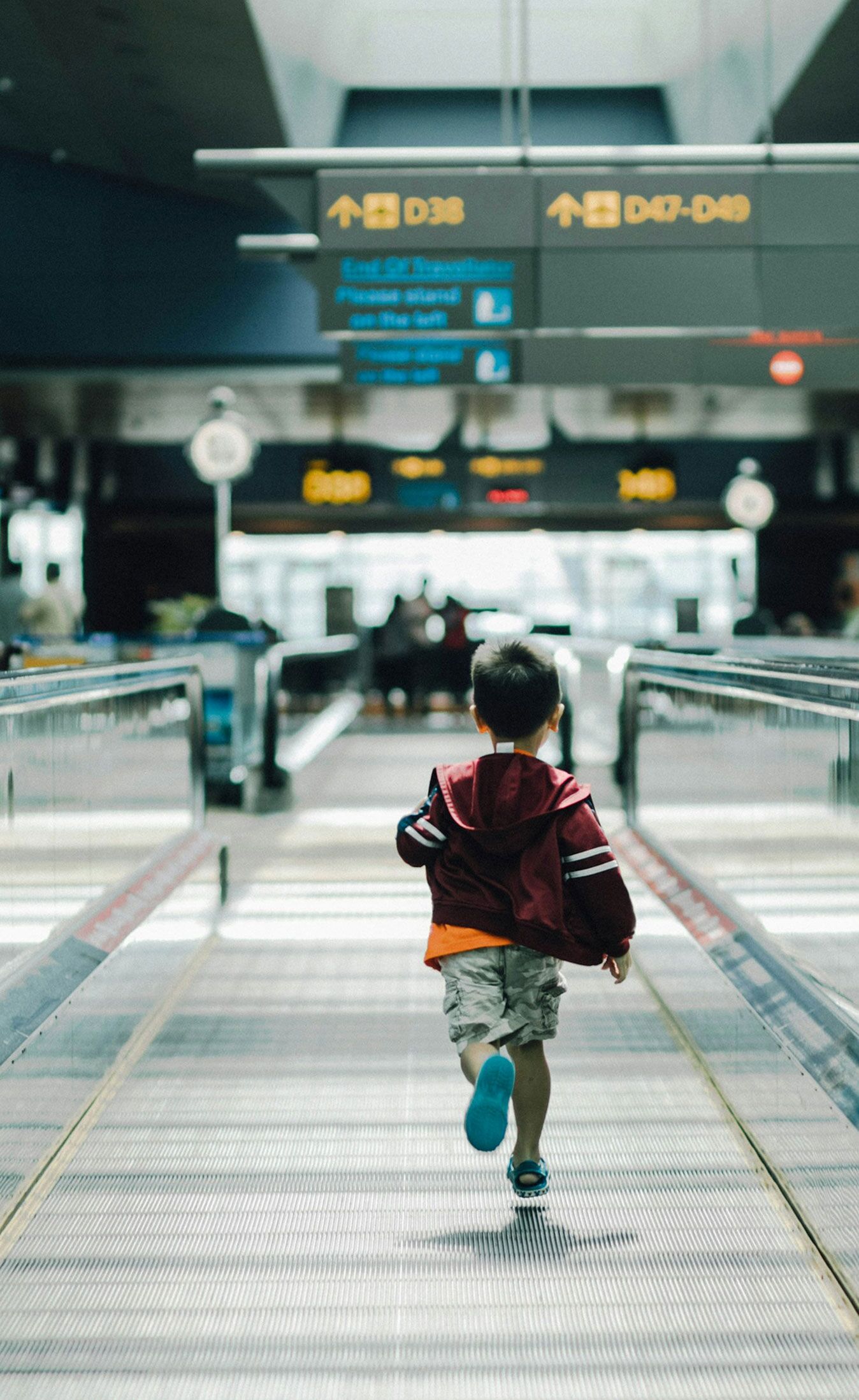 Bambino che viaggia senza bagagli con il servizio di ritiro bagagli AirPortr - esperienza familiare senza stress negli aeroporti italiani ed europei