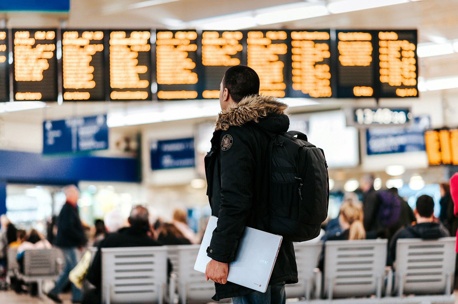 Viaggiatore d'affari che utilizza il servizio di trasferimento bagagli AirPortr - viaggio senza bagagli in treno verso l'aeroporto, saltare il check-in bagagli e le code aeroportuali con ritiro professionale bagagli