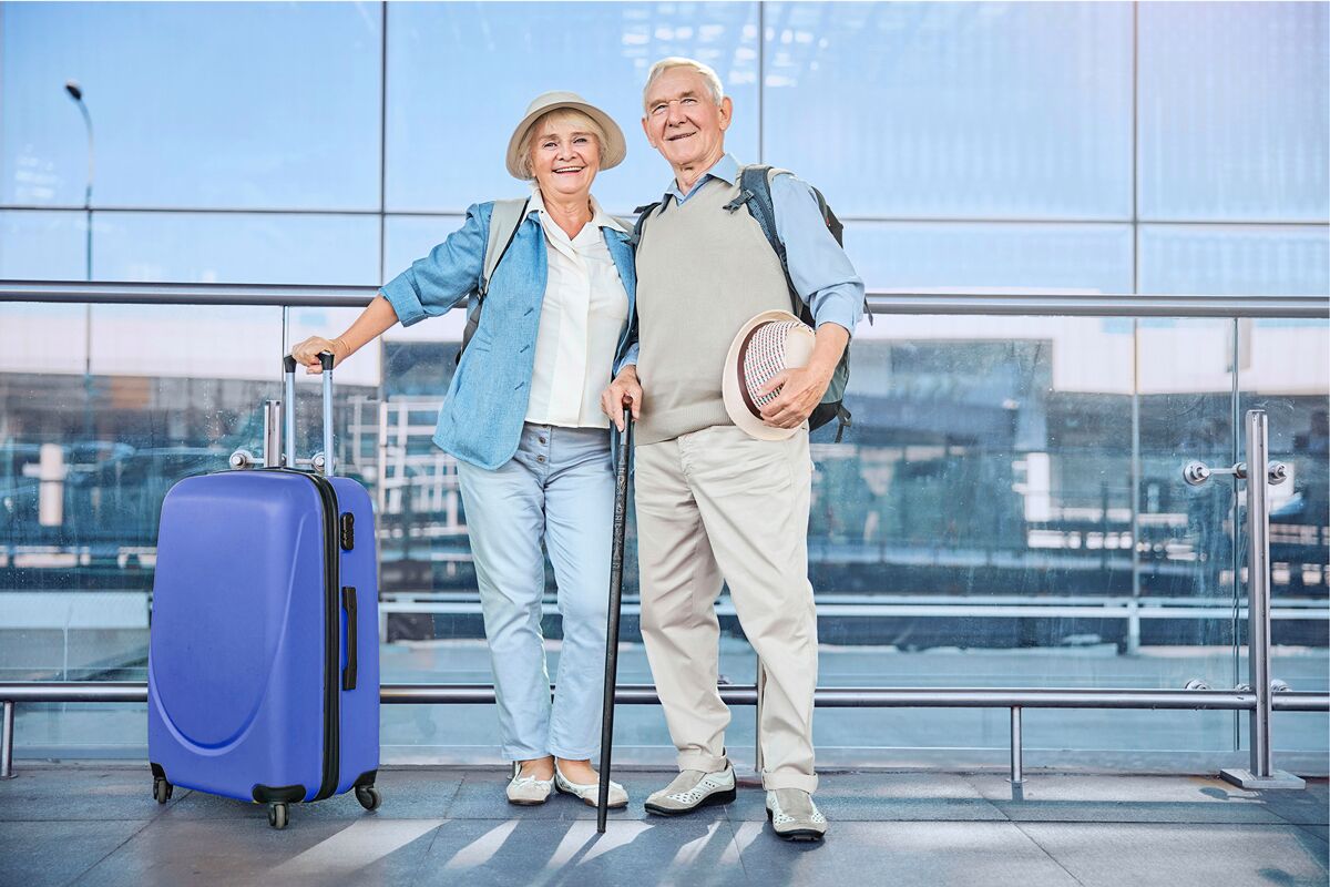 Coppia senior che utilizza il servizio di trasferimento bagagli AirPortr - consegna bagagli da porta a destinazione da aeroporti di Zurigo, Ginevra e Francoforte